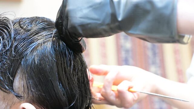 美容室でパ―マの施術ををしていくところの男性と手元のクローズアップの動画