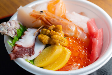 青森名物の海鮮丼「青森のっけ丼」