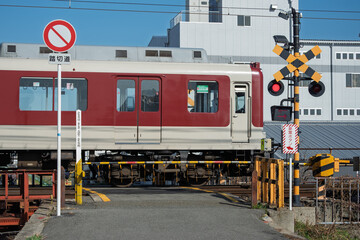 車両通行止めの標識 - 狭い踏切道と電車