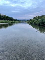 静かな川面の鴨川