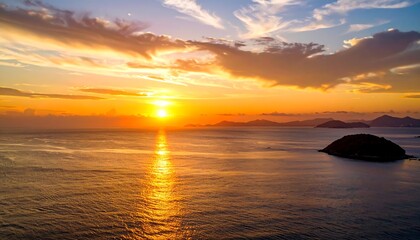 Obraz premium Sunrise over the tranquil ocean