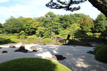 豊かな自然の中にある枯山水の日本庭園