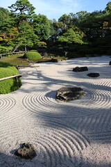 縦長に切り取った、広がる波紋が印象的な枯山水の日本庭園