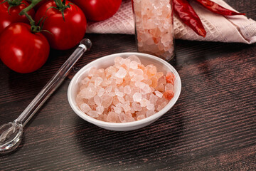 Rose pink Himalai salt in the bowl