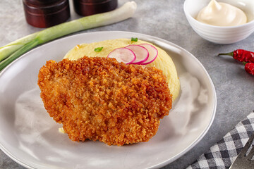 Chicken schnitzel with mashed potatoes