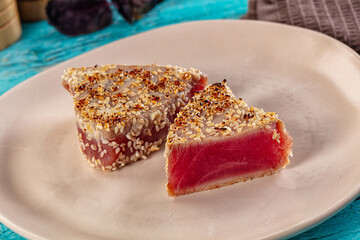 Tuna tataki with sesame seeds