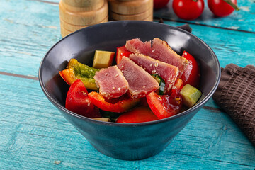 Salad with tuna tataki and avocado