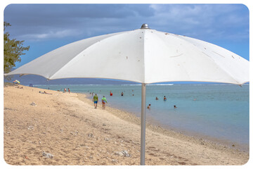 Parasols sur plage de la Saline, Île de la Réunion 