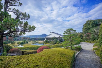 青空バックに展望台から見る秋の日本庭園の情景