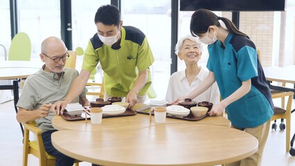 介護施設で食事を待つ高齢者