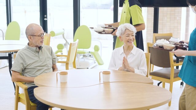 介護施設で食事を待つ高齢者