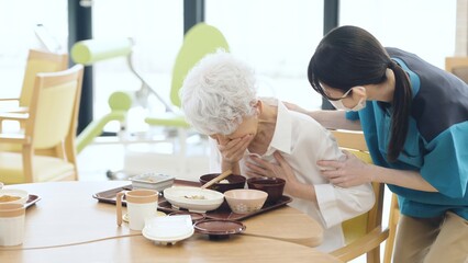 喉に食事を詰まらせる高齢者