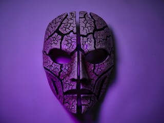 Naklejka premium Mysterious Cracked Mask with Glowing Purple Cracks A Symbol of Transformation & Intrigue