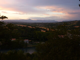 Fototapeta premium Magnifique coucher de soleil sur la plaine de la Durance et le Massif du Dévoluy depuis la citadelle de Sisteron