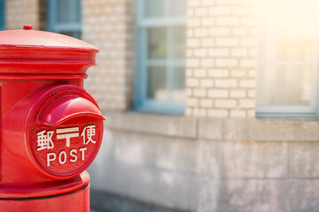 夕日を浴びる赤いポスト