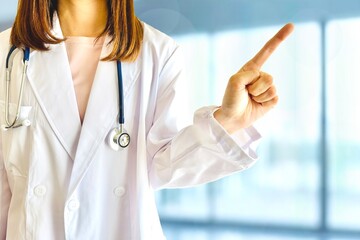 指差しする女性医療従事者