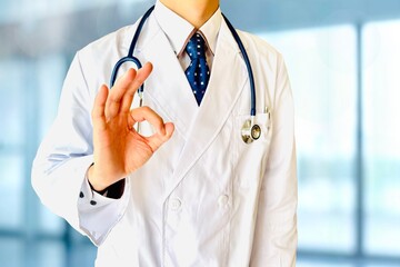 OKのジェスチャーをする男性医師