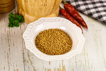 Dry mustard seeds in the bowl