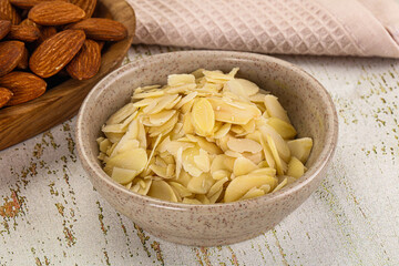Sliced almond nut for culinary