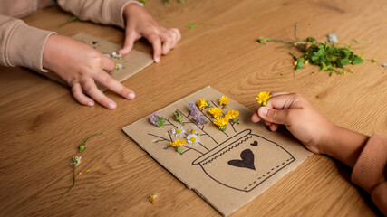 Obraz premium Children crafting with flowers