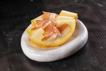 Slised sweet melon with Jamon