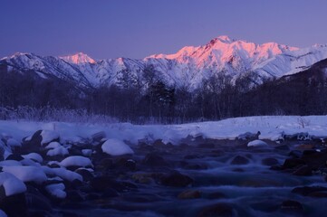 朝日に染まる白馬五竜岳