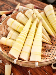 Obraz premium Fresh Peeled Bamboo Shoots in Woven Basket - Spring Harvest of Tender Young Shoots