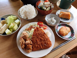 An example of a fried horse mackerel set meal, a standard menu item at a local Western restaurant (includes a small side dish and dessert) / 町の洋食屋さんで食べる定番メニュー，アジフライ定食の一例(小鉢・デザート付き)