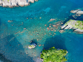 許可を得て、中木港とヒリゾ浜、大根島、あいあい岬、ユウスゲ公園などをドローンで空中撮影をしている。
渡船でしか渡れないビーチである。
静岡県伊豆半島賀茂郡南伊豆町中木ヒリゾ浜-2025年
