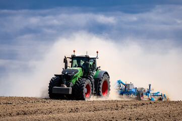 Obraz premium Agricultural plows are plowed to wait for the farming season. Farmer with tractor seeding.