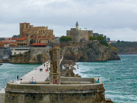 Faro y rompeolas de Castro-urdiales en Santander, Cantabria