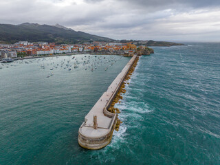 Faro y rompeolas de Castro-urdiales en Santander, Cantabria