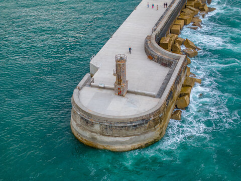 Faro y rompeolas de Castro-urdiales en Santander, Cantabria