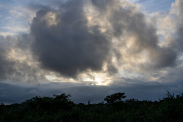 雲の隙間から見える夕焼け空