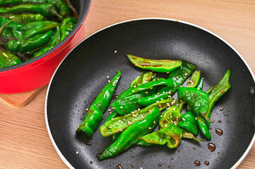 フライパンで万願寺とうがらしの甘辛醤油炒め