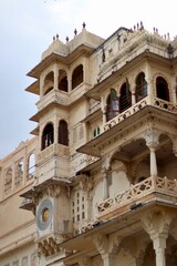 Obraz premium Beautiful Old Ancient Vintage Udaipur City Palace Building Architecture while Traveling Udaipur