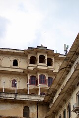 Obraz premium Beautiful Old Ancient Vintage Udaipur City Palace Building Architecture while Traveling Udaipur