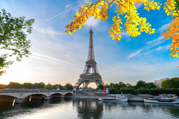 Obraz premium eiffel tour over Seine river