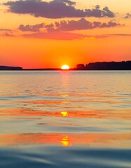 Obraz premium Sunset over water, vibrant colors