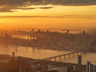 Fototapeta premium Wuhan Summer City Skyline Sunrise Scenery