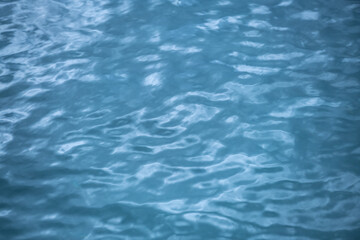 静かな波が立つ海面