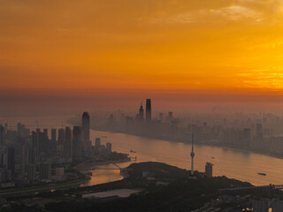 Naklejka premium Wuhan Summer City Skyline Sunrise Scenery