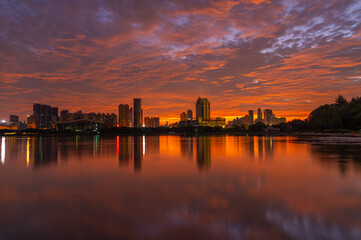 Naklejka premium Wuhan Summer City Skyline Sunrise Scenery