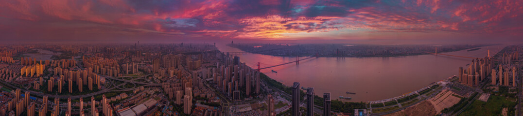 Naklejka premium Wuhan Summer City Skyline Sunrise Scenery