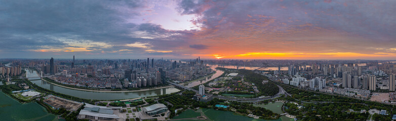 Fototapeta premium Wuhan Summer City Skyline Sunrise Scenery