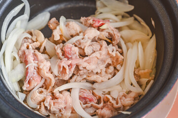 鍋で牛肉と玉ねぎを炒める