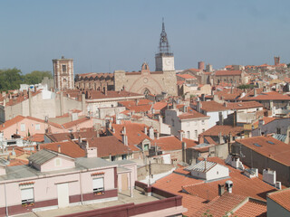 Obraz premium Clocktower Over Rooftops