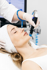 Naklejka premium Woman receiving hydrafacial treatment in a cosmetology clinic, with a focus on skin rejuvenation and advanced facial care techniques for enhanced beauty and wellness