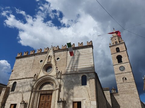 Der Dom von Teramo. Die Kathedrale Santa Maria Assunta wurde zwischen 1156 und 1170 vollendet.