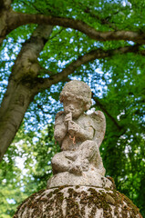 schöner kleiner Engel spiel auf der Flöte auf dem Ostfriedhof München